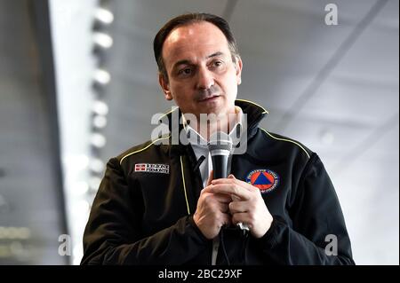 Torino, Italia. 02nd Apr, 2020. TORINO, ITALIA - 02 aprile 2020: Alberto Cirio, Presidente del Piemonte, parla durante una conferenza stampa per accogliere 22 medici volontari inviati dal governo italiano nella regione Piemonte. Il governo italiano ha imposto restrizioni senza precedenti per fermare la diffusione del focolaio di coronavirus COVID-19, tra le altre misure i movimenti delle persone sono permessi solo per il lavoro, per l'acquisto di beni essenziali e per ragioni sanitarie. (Foto di Nicolò campo/Sipa USA) Credit: Sipa USA/Alamy Live News Foto Stock