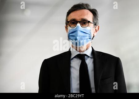 Torino, Italia. 02nd Apr, 2020. TORINO, ITALIA - 02 aprile 2020: Andrea Giorgis, membro della Camera dei deputati italiana, si occupa durante una conferenza stampa per accogliere 22 medici volontari inviati dal governo italiano nella regione Piemonte. Il governo italiano ha imposto restrizioni senza precedenti per fermare la diffusione del focolaio di coronavirus COVID-19, tra le altre misure i movimenti delle persone sono permessi solo per il lavoro, per l'acquisto di beni essenziali e per ragioni sanitarie. (Foto di Nicolò campo/Sipa USA) Credit: Sipa USA/Alamy Live News Foto Stock