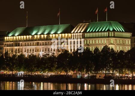 Vista sull'Alster interno degli uffici di Amburgo di notte Foto Stock