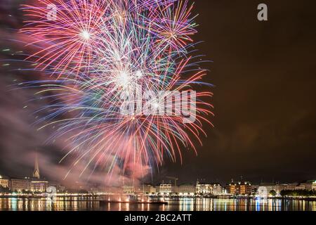 Fuochi d'artificio sopra l'Alster interno di Amburgo Foto Stock