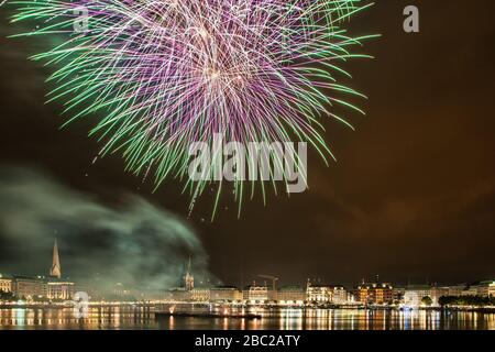 Fuochi d'artificio sopra l'Alster interno di Amburgo Foto Stock