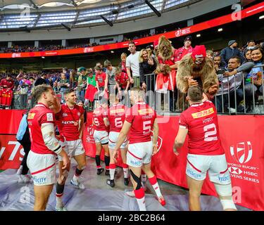 Vancouver, Canada. 8th marzo 2020. Team Canada interagisce con i fan canadesi dopo aver sconfitto il Sudafrica per vincere il bronzo durante il giorno 2 - 2020 HSBC World Foto Stock