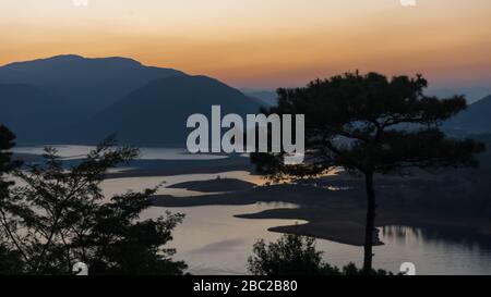 Il bellissimo tramonto si riversa da dorato a rosso a blu Foto Stock