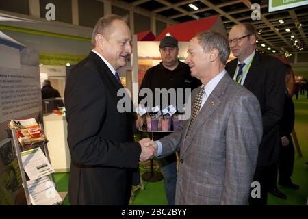 Settimana Verde 2015 Joachim Rukwied (Presidente dell'Unione degli agricoltori tedeschi) saluta l'ambasciatore Emerson (16153282330). Foto Stock