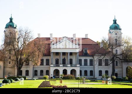 KOZLOWKA, POLONIA - 31 ottobre 2019: Palazzo Zamoyski a Kozlowka. Il complesso di rococò e palazzo neoclassico si trova a Kozlowka vicino Lublino, Pola orientale Foto Stock