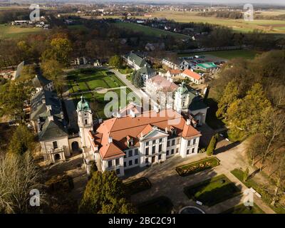 KOZLOWKA, POLONIA - 31 ottobre 2019: Veduta aerea autunnale del Palazzo Zamoyski di Kozlowka. Rococò e palazzo neoclassico situato a Kozlowka nea Foto Stock