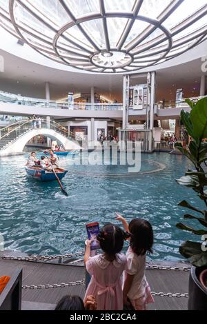 Il Rain Oculus sopra il canale del centro commerciale è stato progettato da Ned Kahn, Singapore Foto Stock