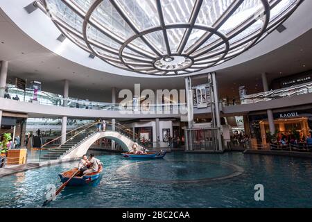 Il Rain Oculus sopra il canale del centro commerciale è stato progettato da Ned Kahn, Singapore Foto Stock