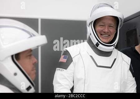 SpaceX collabora con Firing Room 4 presso il Kennedy Space Center della NASA in Florida e il Mission Control della società a Hawthorne, California, insieme ai controllori di volo della NASA in Mission Control Houston, ha eseguito una simulazione completa del lancio e del docking della navicella spaziale Crew Dragon, Con gli astronauti della NASA Bob Behnken (a sinistra) e Doug Hurley che partecipano al simulatore di volo SpaceX il 19 e 20 marzo 2020. Foto di SpaceX/UPI Foto Stock