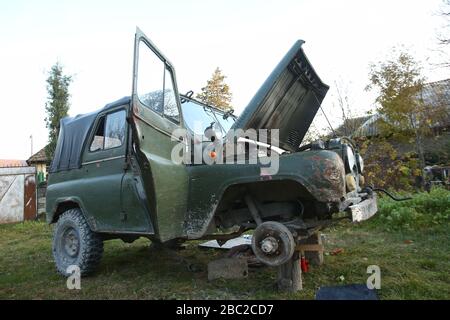 Soviet UAZ SUV su una strada della città .vetro faro di un vecchio retro russo camion SUV All-Terrain khaki colore . Prima dell'UAZ Foto Stock