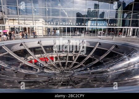 Il Rain Oculus sopra il canale del centro commerciale è stato progettato da Ned Kahn, Singapore Foto Stock