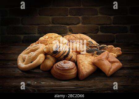 Pasticceria mista dolce e salata, pasticceria, prodotti da forno su sfondo rustico Foto Stock