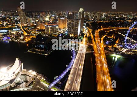 Vista notturna della città dalla piattaforma di osservazione del Sands SkyPark, Singapore Foto Stock