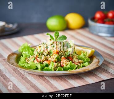Insalata di tabbouleh con quinoa. Cibo orientale con mix di verdure, dieta vegana. Vista laterale, Foto Stock