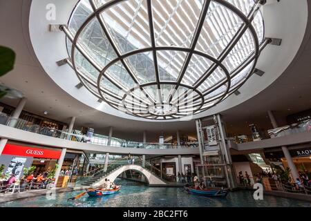 Il Rain Oculus sopra il canale del centro commerciale è stato progettato da Ned Kahn, Singapore Foto Stock