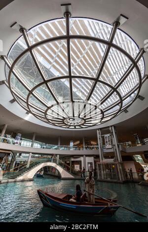 Il Rain Oculus sopra il canale del centro commerciale è stato progettato da Ned Kahn, Singapore Foto Stock