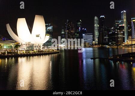 Il Museo ArtScience a forma di fiori di loto a Marina Bay Sands, Singapore Foto Stock