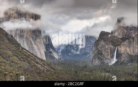 Vista panoramica della valle di Yosemite dal Tunnel View nel Parco Nazionale di Yosemite Foto Stock