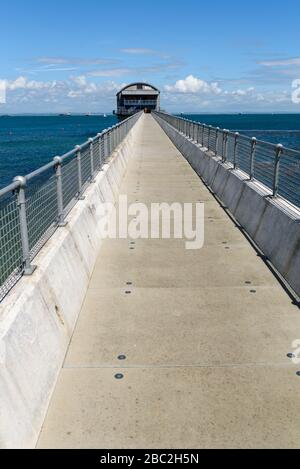 Bembridge Lifeboat staion in una luminosa giornata di sole Foto Stock