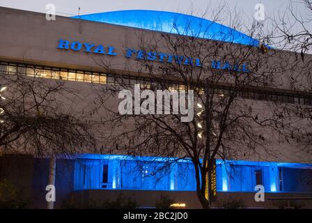 Night Time View of Royal Festival Hall, Southbank Center, Belvedere Road, Bishop's, London SE1 8XX di Robert Matthew e Leslie Martin Allees Morrison Foto Stock