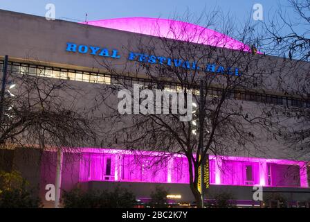 Night Time View of Royal Festival Hall, Southbank Center, Belvedere Road, Bishop's, London SE1 8XX di Robert Matthew e Leslie Martin Allees Morrison Foto Stock