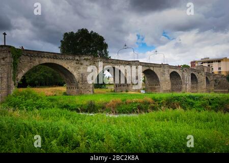 Pont Vieux attraversando il fiume Aude a Carcassonne Aude Francia Foto Stock