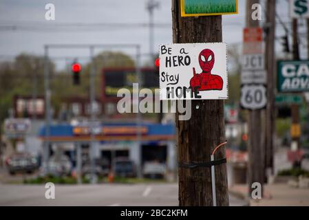 LOUISVILLE - 1 APRILE 2020: Cartello fatto in casa sulla pole lungo la Preston Highway a Louisville Kentucky con Spiderman che dice alle persone di essere un eroe, stare a casa Foto Stock