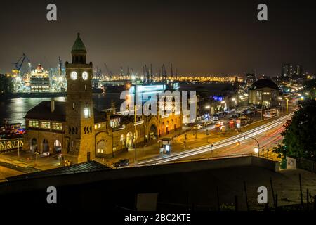 Nave da crociera nel molo di Amburgo Landungsbrücken di notte Foto Stock