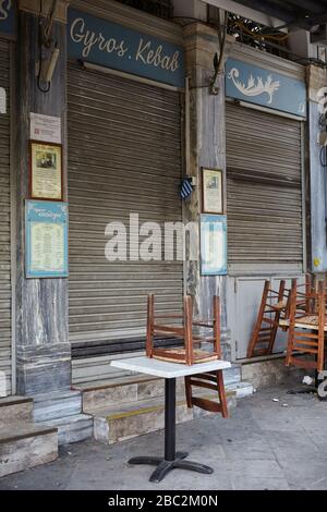 Tradizionale taverna gyro ad Atene Grecia, chiuso coronavirus Foto Stock