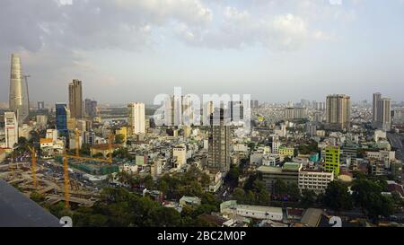 incredibile skyline della città di ho chi minh al tramonto Foto Stock