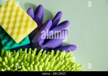 Set di pulizia colorato per diverse superfici in cucina, bagno e altre camere. Detergenti e accessori per la pulizia. Concetto di servizio di pulizia Foto Stock