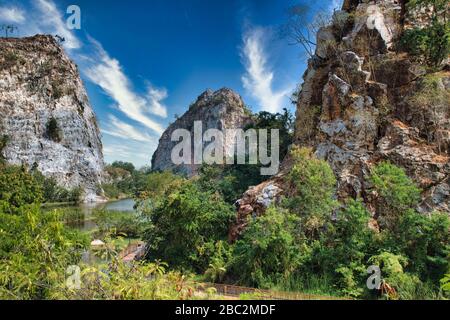 Khao Ngu Rock Park, il nome Khao Ngu significa colline di serpenti. La gente del posto crede che la zona fosse sede dei serpenti ma al giorno d'oggi è un posto turistico per il giorno-tri Foto Stock