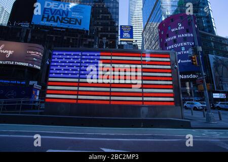 Times Square durante la pandemia di coronavirus, grande bandiera americana elettronica, lavare le mani segno elettrico April1.2020 Foto Stock