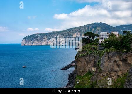 Vista sul Golfo di Napoli da Sorrento in un beautul pomeriggio di primavera Foto Stock