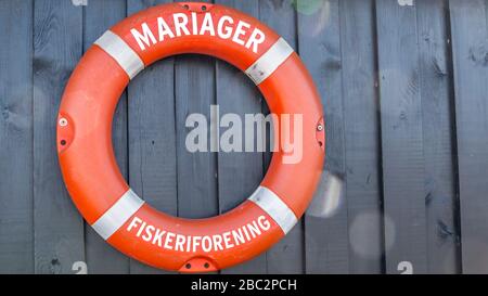 Mariager, Danimarca - 29 marzo 2020: Life Buoy attaccato a un muro in pannelli di legno Foto Stock