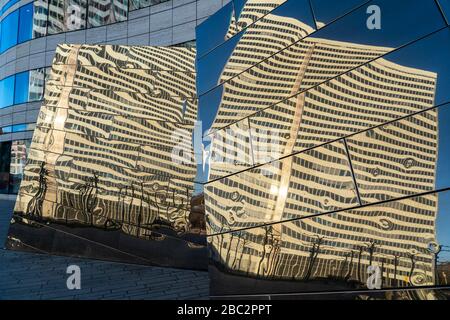 Riflesso del grattacielo Dreischeibenhaus nella facciata dell'edificio Kš-Bogen, negozi, ristoranti e uffici, presso la Hofgarten, DŸsseldorf, GE Foto Stock