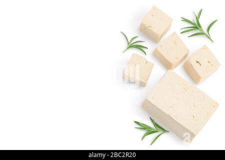 Formaggio tofu isolato su sfondo bianco con tracciato di ritaglio e profondità di campo completa, vista dall'alto con spazio di copia per il testo. Piatto, Foto Stock