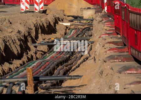 Cavi, tubazioni, affiancati, linee di alimentazione esposte durante i lavori di costruzione, Schadowstra§e in DŸsseldorf, Germania, Foto Stock