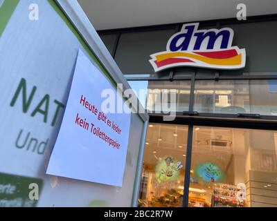 Riferimento alla carta igienica, in una farmacia DM di Essen, effetti della crisi corona in Germania Foto Stock