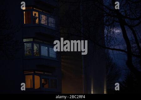 Londra, Regno Unito. 2nd aprile 2020. Residenti di blocchi torre a Clapham cheer a 8pm per i lavoratori NHS che stanno mettendo la loro vita sulla linea durante la pandemia di coronavirus. Anna Watson/Alamy Live News. Foto Stock