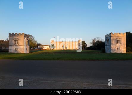 Facciata ovest di Syon House durante la serata di sole con cielo blu, e giardino prato formale / giardini & ha-ha (o ha-ha muro) (anche haw-haw) nei giardini. Syon Park, Brentford. REGNO UNITO. (116) Foto Stock