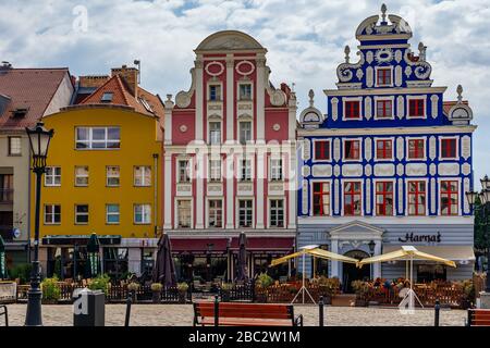 Szczecin, Polonia, giugno 2018 edifici residenziali vecchi splendidamente rinnovati con facciate decorative, ristoranti e giardini di birra, la città vecchia di Stettin Foto Stock