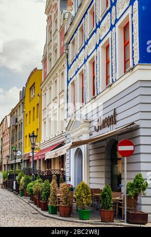 Szczecin, Polonia, giugno 2018 edifici residenziali vecchi splendidamente rinnovati con facciate decorative, ristoranti e giardini di birra, la città vecchia di Stettin Foto Stock