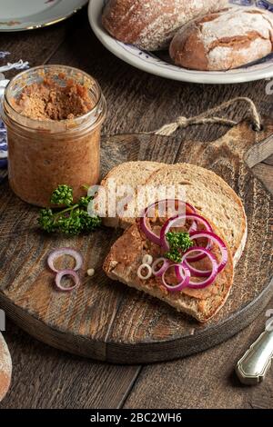 Strutto di maiale mescolato con crepitlings macinati slahered sopra una fetta di pane Foto Stock