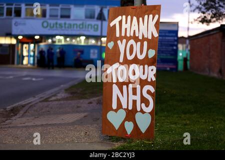 Chichester St Richards Hospital, West Sussex, UK - personale ospedaliero vedere e ascoltare gli applausi dei residenti locali che hanno battuto e rallegrato il loro lavoro a 8pm questa sera durante il Coronavirus, (Covid-19) pandamic. Giovedì 2nd Aprile 2020 © Sam Stephenson / Alamy Live News. Foto Stock