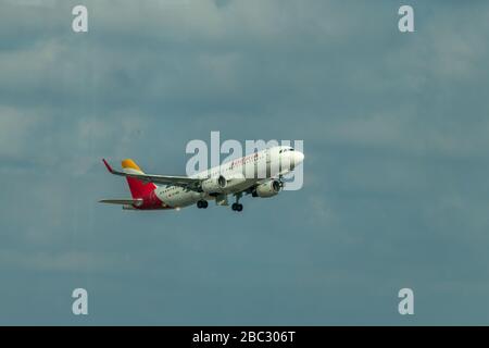 Barcellona, Spagna. 15th agosto 2019. Iberia Airlines Airbus A320 decollare l'aeroporto Josep Tarradellas di Barcellona Foto Stock