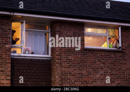 Chichester St Richards Hospital, West Sussex, UK - personale ospedaliero vedere e ascoltare gli applausi dei residenti locali che hanno battuto e rallegrato il loro lavoro a 8pm questa sera durante il Coronavirus, (Covid-19) pandamic. Giovedì 2nd Aprile 2020 © Sam Stephenson / Alamy Live News. Foto Stock