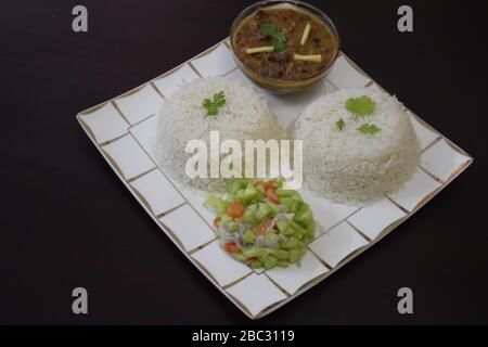 Due ciotole di riso bollito con fagioli rossi cotti e insalata Foto Stock