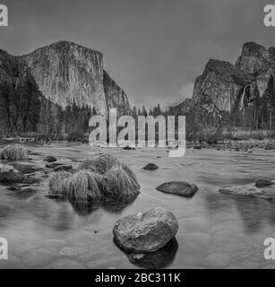 Un'immagine in bianco e nero della famosa Valle di Yosemite dal fiume Merced Foto Stock