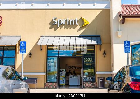 Mar 11, 2020 Santa Clara / CA / USA - Sprint store, aperto per le aziende; Sprint Corporation è un'azienda americana di telecomunicazioni che fornisce il filo Foto Stock